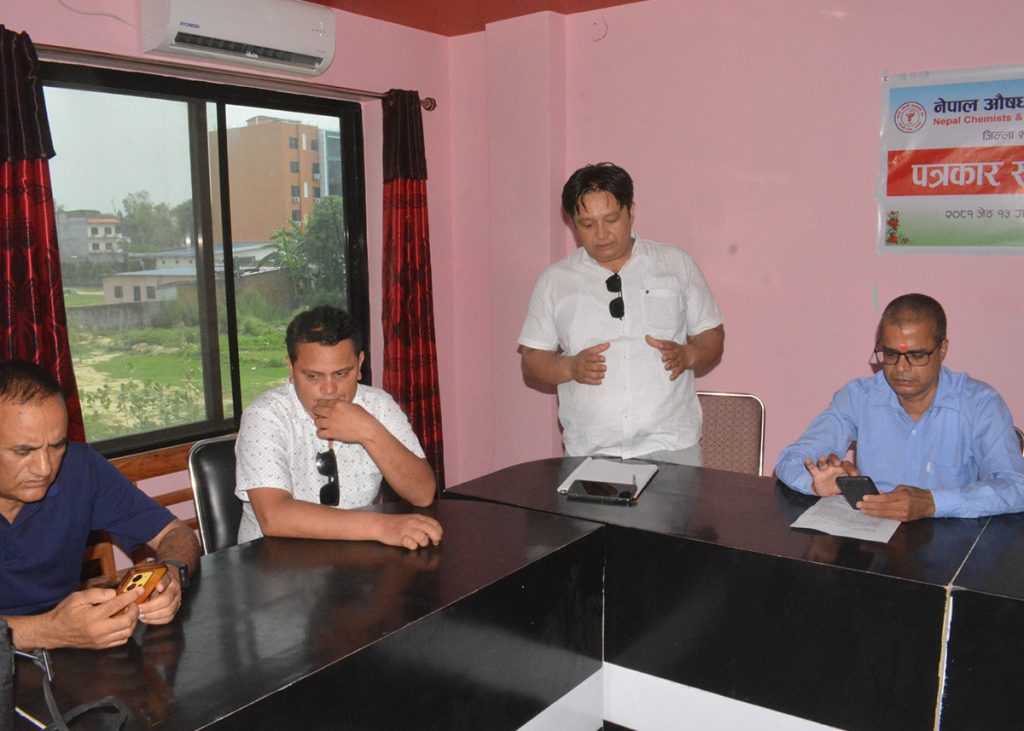 बालबच्चा अपहरण गर्ने धम्की दिएको भन्दै सेतीका डाक्टर शर्माविरुद्ध प्रशासनमा उजुरी