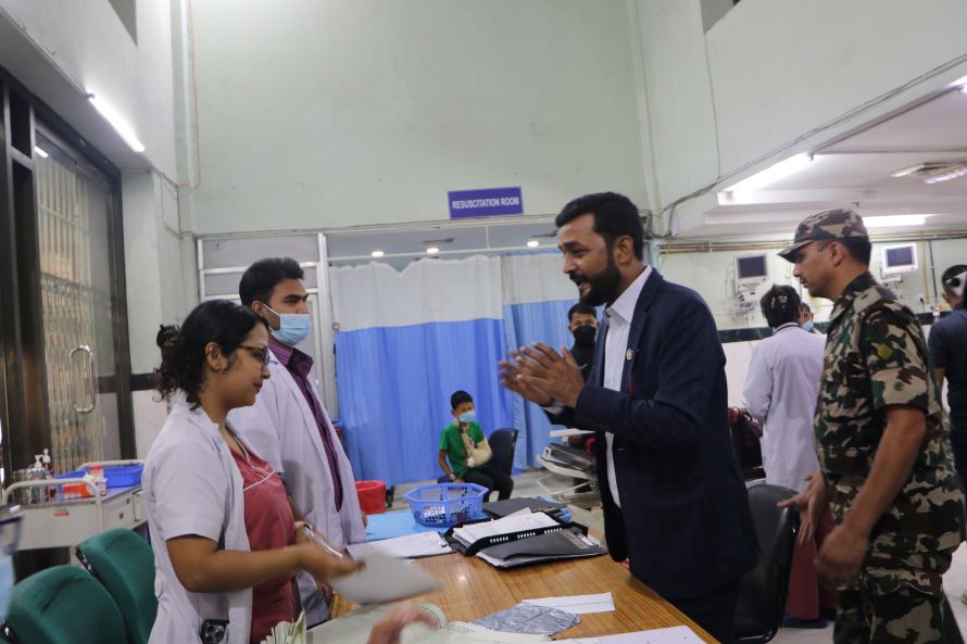 वीर अस्पतालको बेडमा महिला र पुरुष बिरामीई सँगै राखिएको भेटिएपछि…