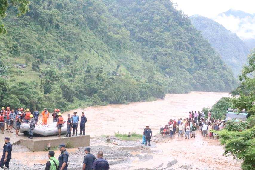 उपचारका लागि ५ लाख बोकेर हिँडेका दम्पत्ति त्रिशुलीमा बगे, दुई स्वास्थ्यकर्मी पनि थिए बसमा