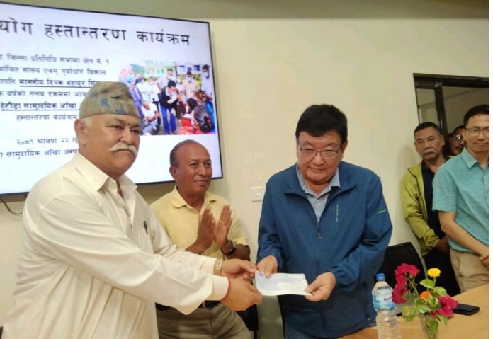 सांसद सिंहद्वारा एक वर्षको तलब आँखा अस्पताललाई प्रदान