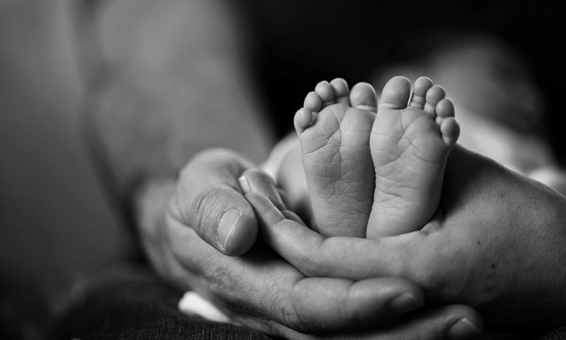 हेल्थ क्लिनिकको शौचालयमा शिशु जन्माएर महिला फरार भएपछि…