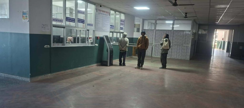 डडेल्धुरा अस्पतालमा आकस्मिक बाहेकका सेवा बन्द