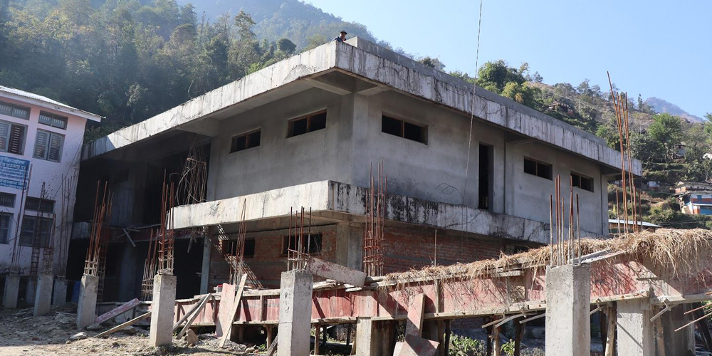 धवलागिरी अस्पताल भवन : तीन पटक म्याद थप गर्दा आधा काम