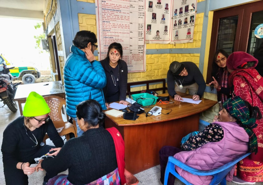 दुर्गममा अमेरिकी चिकित्सकसहितको स्वास्थ्य शिविर