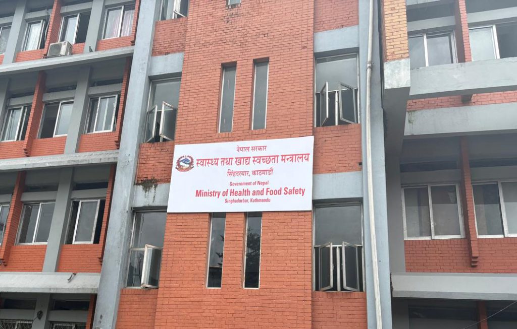 स्वास्थ्य मन्त्रालयले भन्यो : बिदामा पनि बाढी प्रभावित घाइतेको उपचारको व्यवस्था मिलाउनू