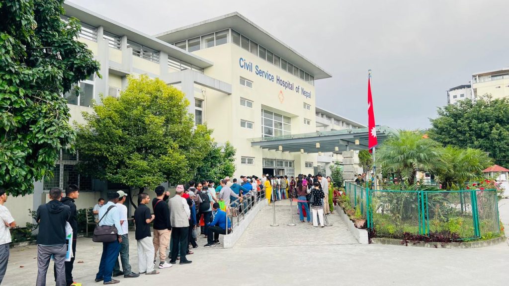 अनलाइनको युगमा सिभिल अस्पतालको ओपीडी टिकटमा पुरानै लाइनको सास्ती