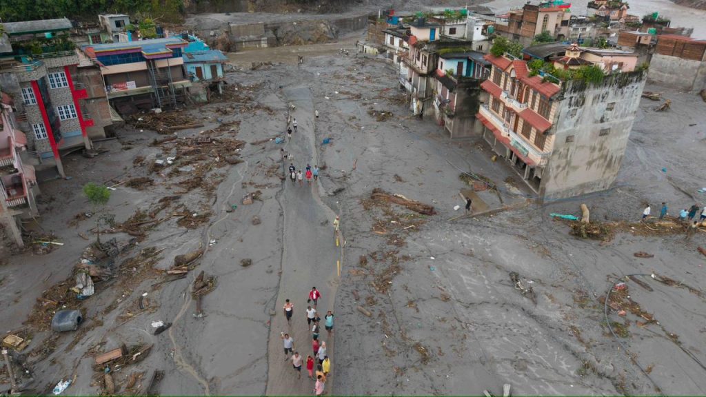 बाढी प्रभावित क्षेत्रमा शवको दुर्गन्धसँगै संक्रमणको जोखिम, के भन्छन् चिकित्सक ?