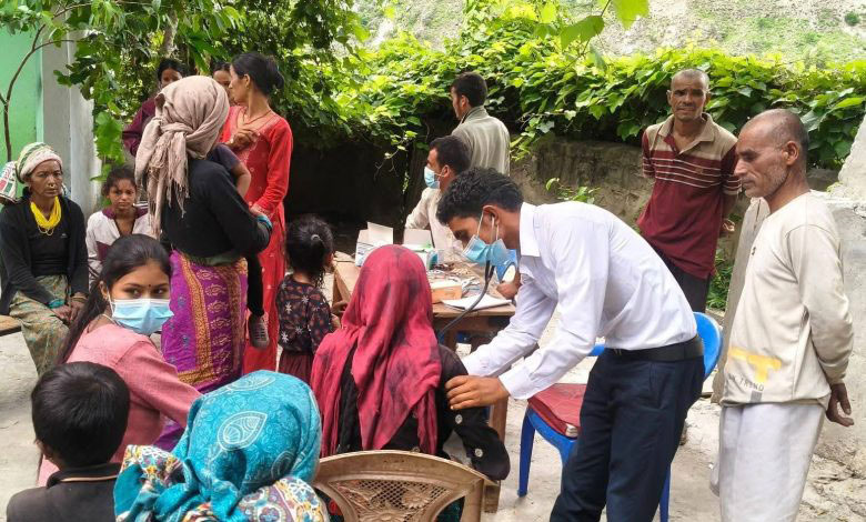 धमिलो पानी पिउन बाध्य भएपछि गाउँमा बिरामी बढे, स्वास्थ्यकर्मी परिचालन