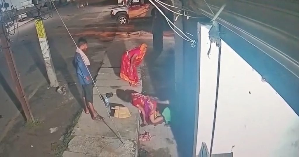पैसा नभएपछि सरकारी अस्पतालको गेटबाहिरै महिलाले जन्माइन् शिशु