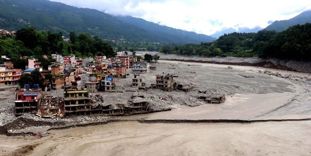 भोटेकोशी बाढीपछि ४ स्वास्थ्य संस्था ध्वस्त, विस्थापितमा ज्वरो र झाडापखालाको जोखिम