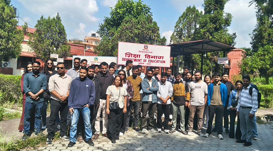 नेशनल मेडिकल कलेजका आवासीय चिकित्सक न्याय माग्दै चिकित्सा शिक्षा आयोगमा