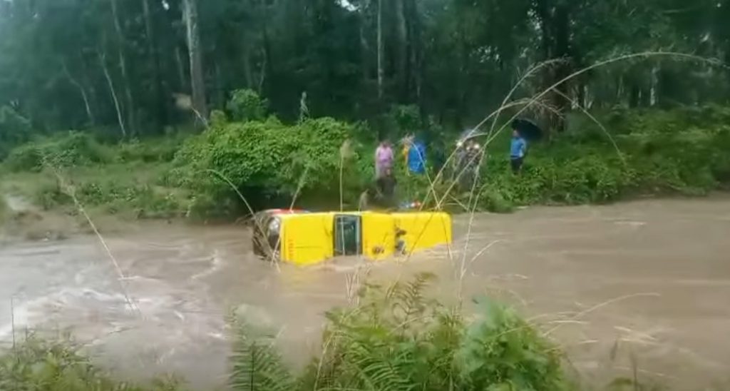 बिरामी लिएर चितवन आउँदै गरेको एम्बुलेन्स खोलाले बगायो